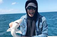 王凯在新西兰拍摄新片，体验海上钓鱼和生吃海胆！