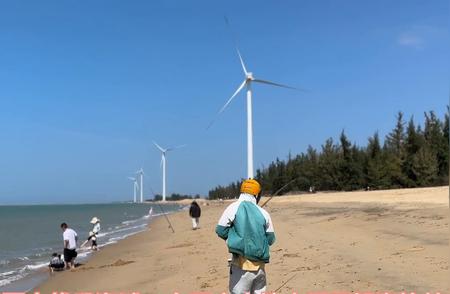 在四更支线段海滩，与两位当地青年探讨海钓技巧