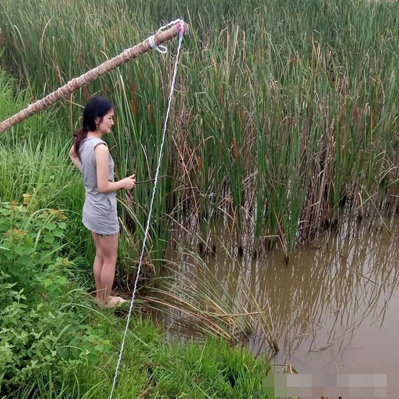 带女友回农村老家钓虾，门前水沟一串鸡肠子，收获一盆虾