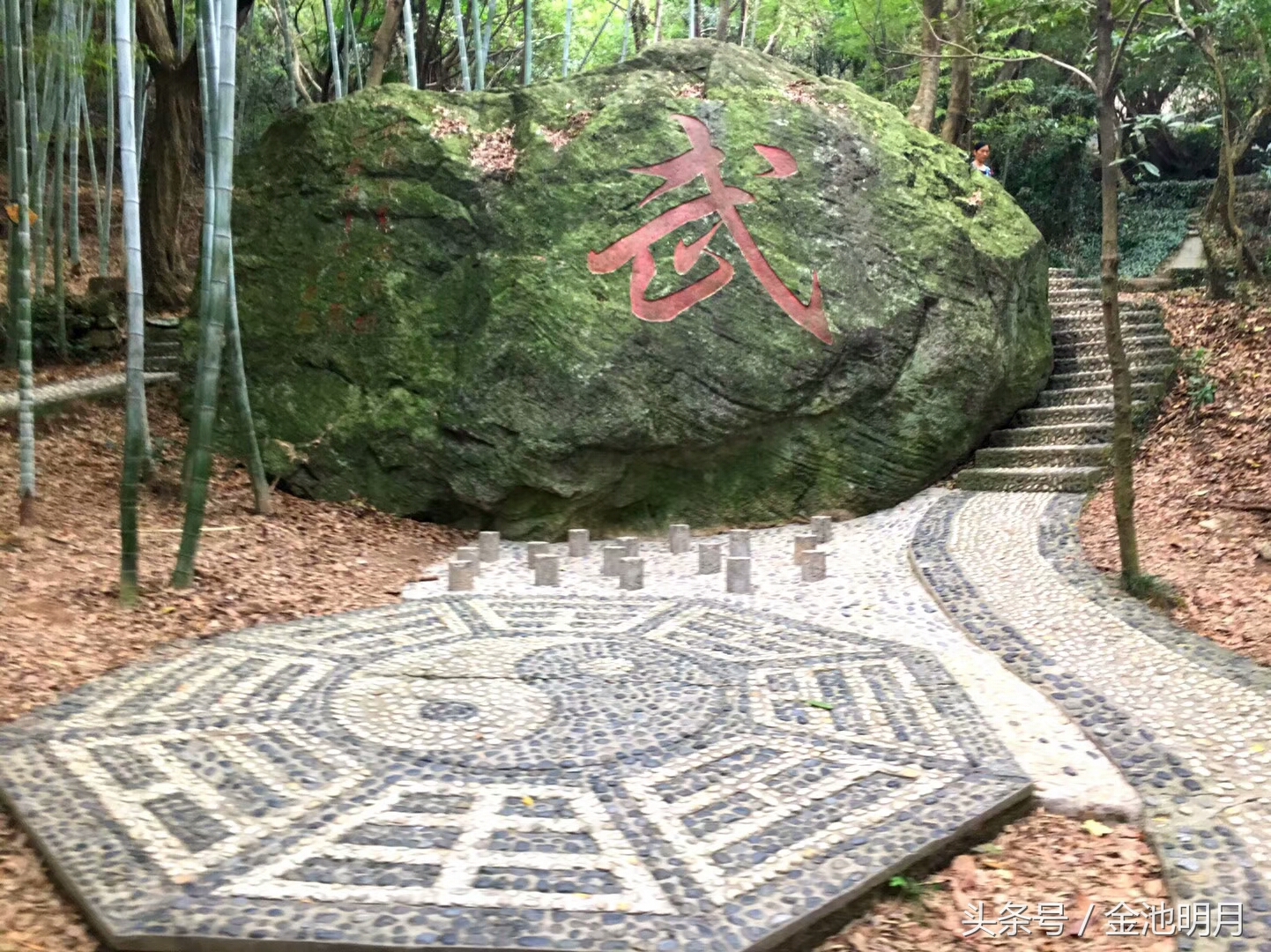 这里的石称“桃花石”，山称“桃花山”，岛称“桃花岛”，镇称“桃花镇”